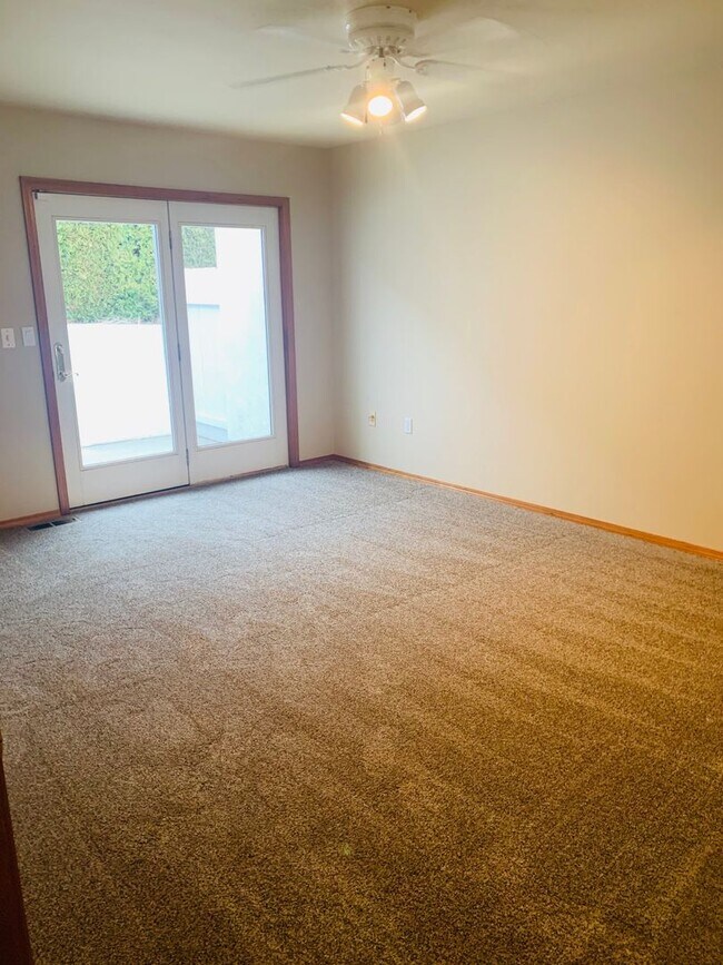 Building Photo - Beautiful Updated Townhome overlooking Mea...