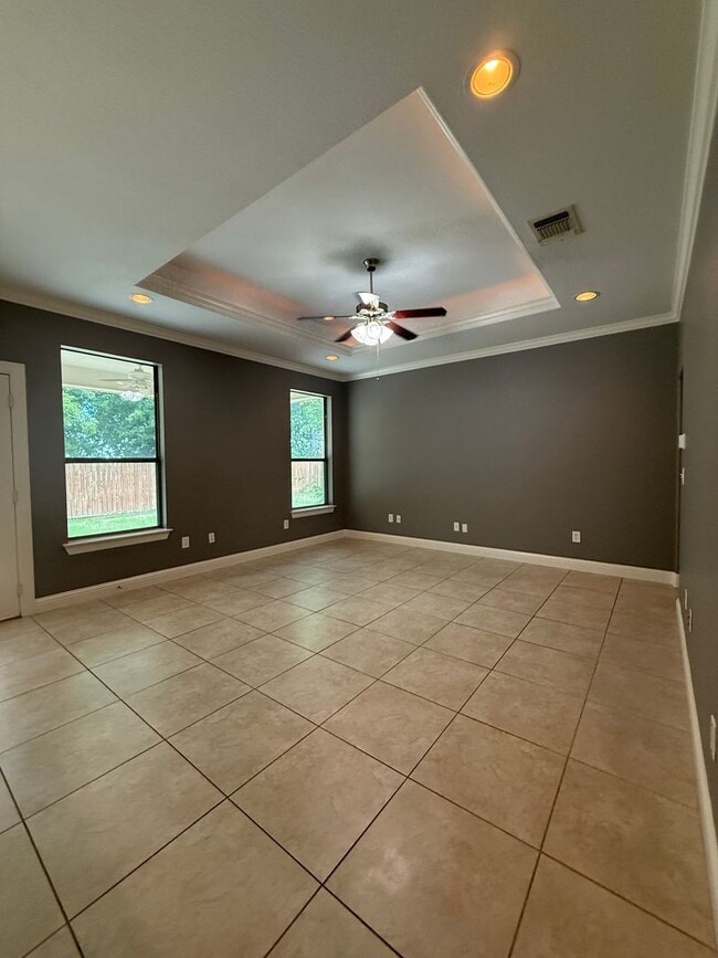Building Photo - Beautiful 4 bedroom 2 bath home centrally located for added convenience