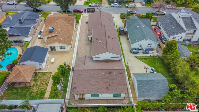 Building Photo - 815 E Elmwood Ave