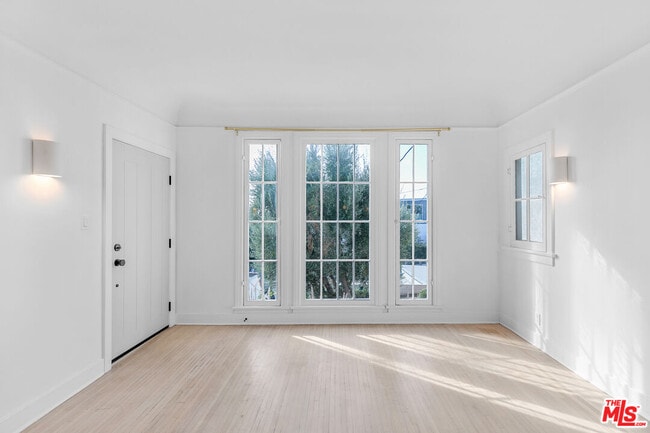 Building Photo - 854 Hyperion Ave