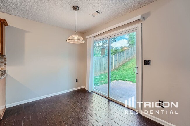 Building Photo - 570 Lullingstone Dr SE