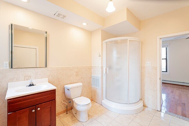 Building Photo - Four Bed Graduate Hospital Home