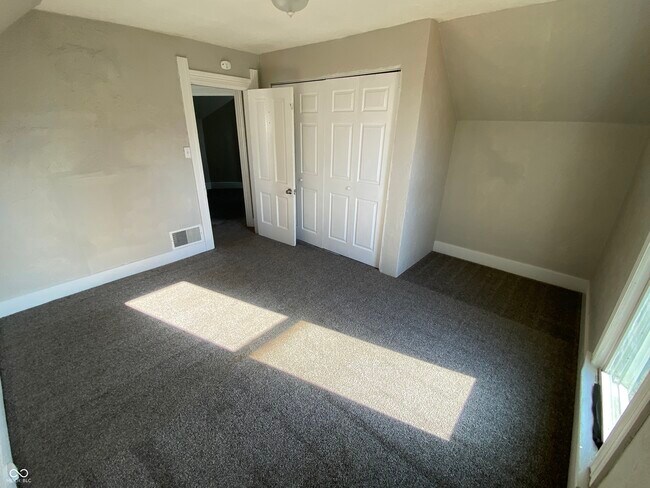 Building Photo - 510 W 5th St