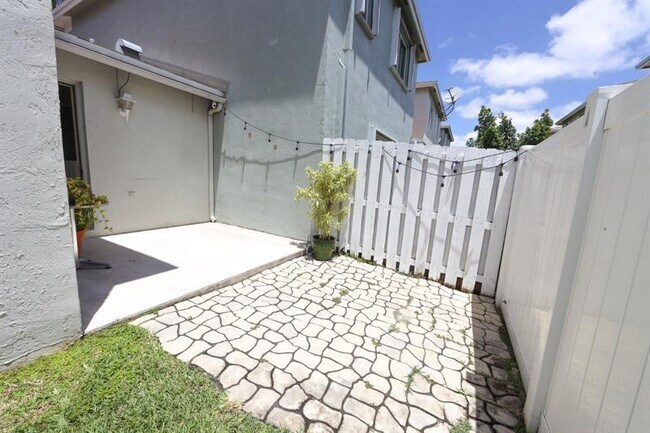 Building Photo - 6006 Plum Isle Way