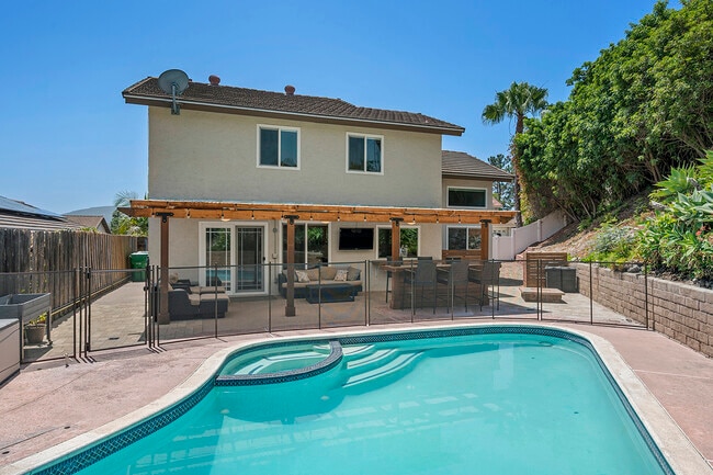 Building Photo - 10518 Pine Grove St