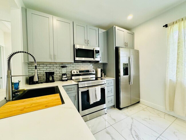 Building Photo - 133 SW 22nd Terrace