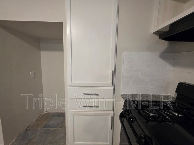 Building Photo - 5425 Chauvin Dr