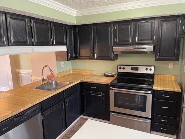 Building Photo - Well maintained 2 BR 2 BA 3 level townhome...
