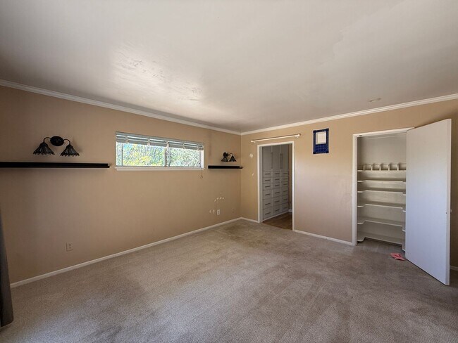 Building Photo - Large Ranch-Style Home in Vista