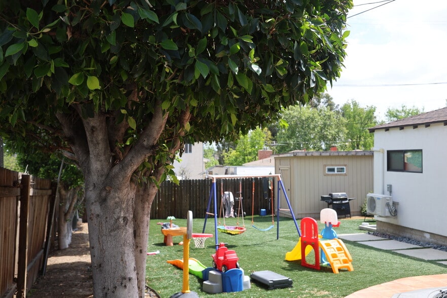 Building Photo - 2348 Warwick Ave