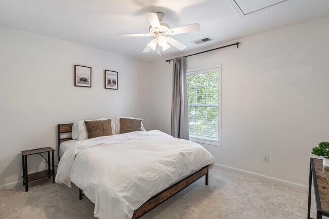 Building Photo - Gorgeous 4 Bedroom Home with Spacious Layo...