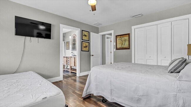 Building Photo - Executive Style Pool Home, 4br/2ba Home Av...