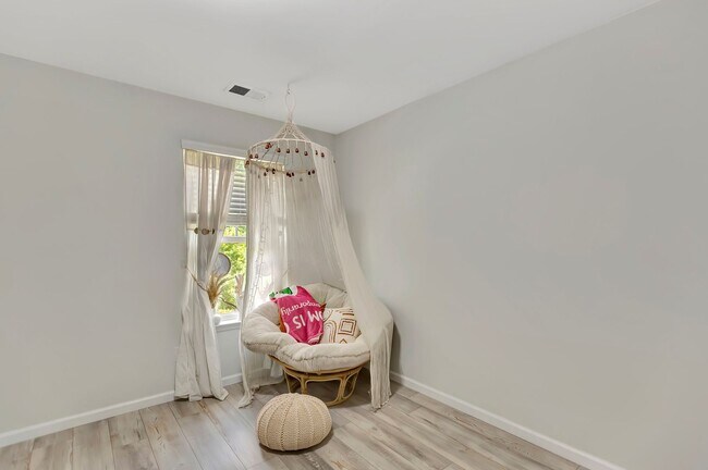 Building Photo - Large open floor plan in Spring Grove Plan...