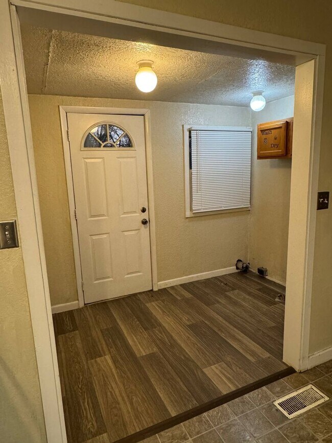 Building Photo - 4613 NE 46th St