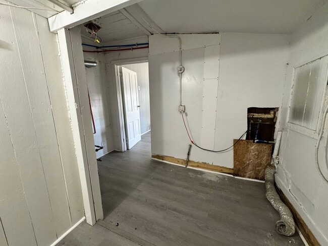 Building Photo - 2 Bedroom House