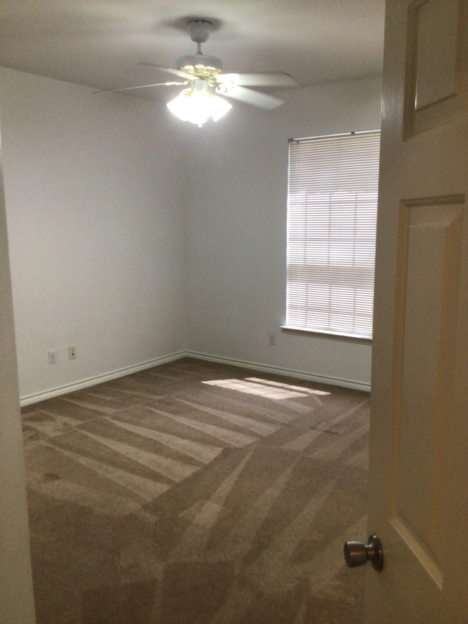 MASTER BEDROOM IS SO BIG - 2913 Whisper Oaks Ln