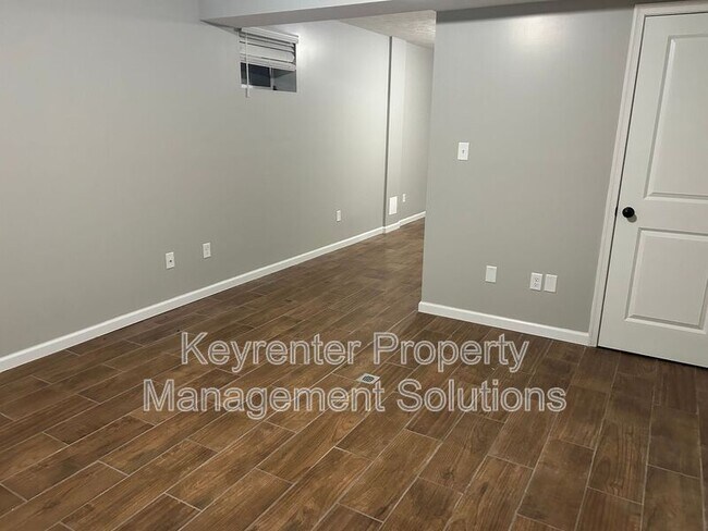 Building Photo - 33 Oak Ln