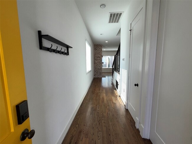 Building Photo - 2807 Old Pecan Grove Ln