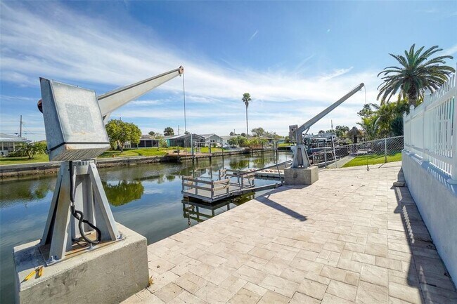 Building Photo - 5102 Blue Heron Dr