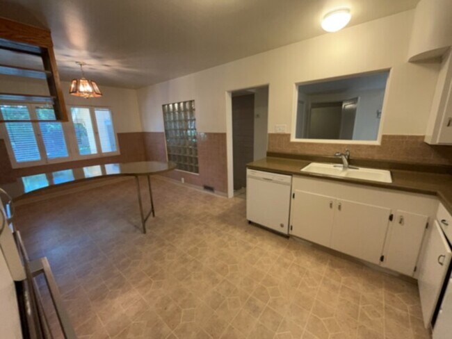 Building Photo - Retro 50's style home all on one level in ...