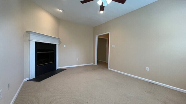 Building Photo - 2 Bedroom, 2.5 Bathrooms Townhome in the Heart of Savannah's Southside