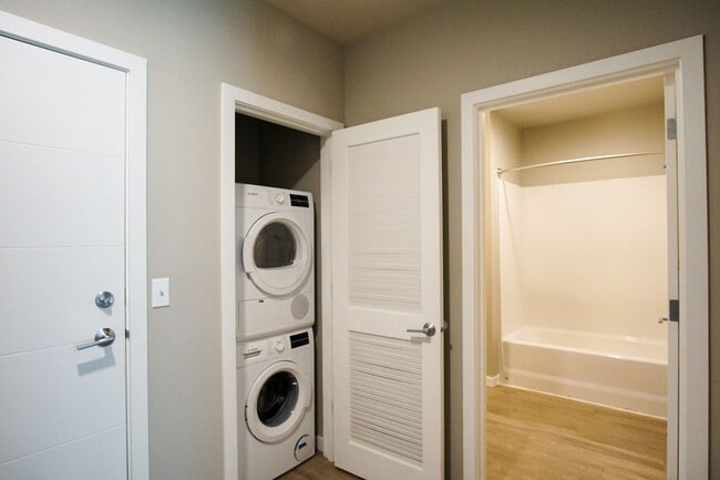 Building Photo - Fabulous Sellwood 2nd Floor-1 Bdr with Dishwasher & W/D!