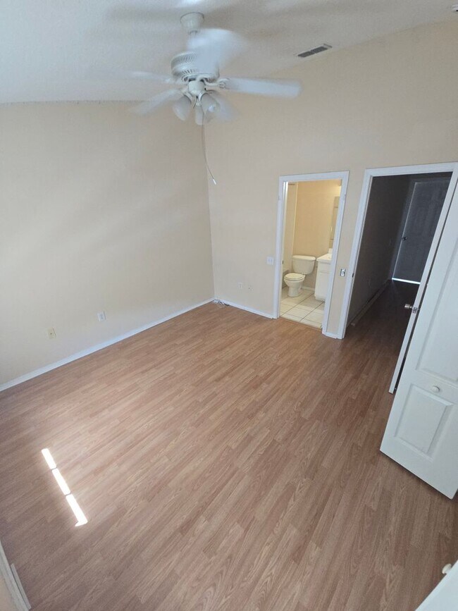Building Photo - 2-Bedroom, 2.5-Bathroom Townhouse in Zephyrhills