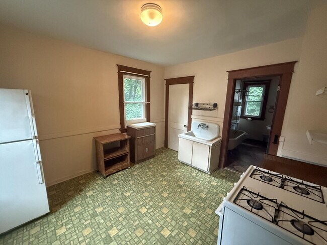 Building Photo - West Side 2BR Upper with Amazing Front Porch
