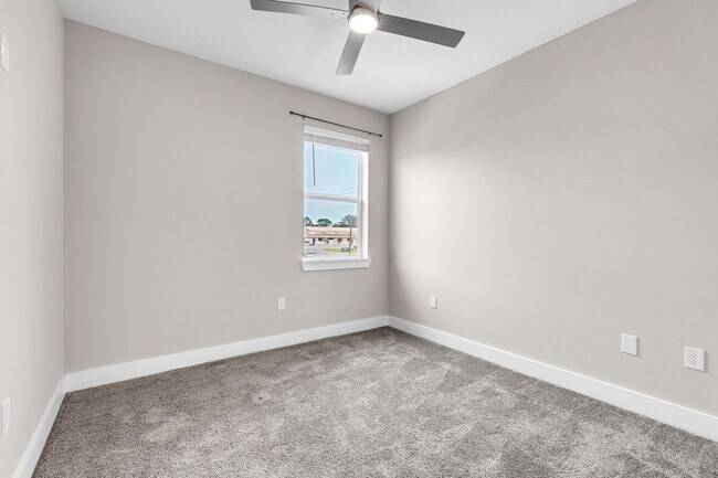Building Photo - Modern 3 Bedroom Townhome!!