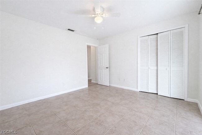 Building Photo - 633 SE 12th Ct