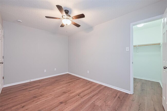 Building Photo - 12230 Hawthorne Hill Cir