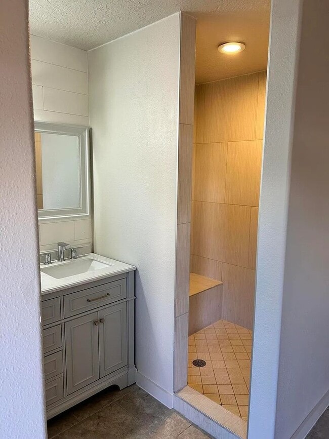 Building Photo - Gorgeous Santa Clara Home with Stunning Ki...