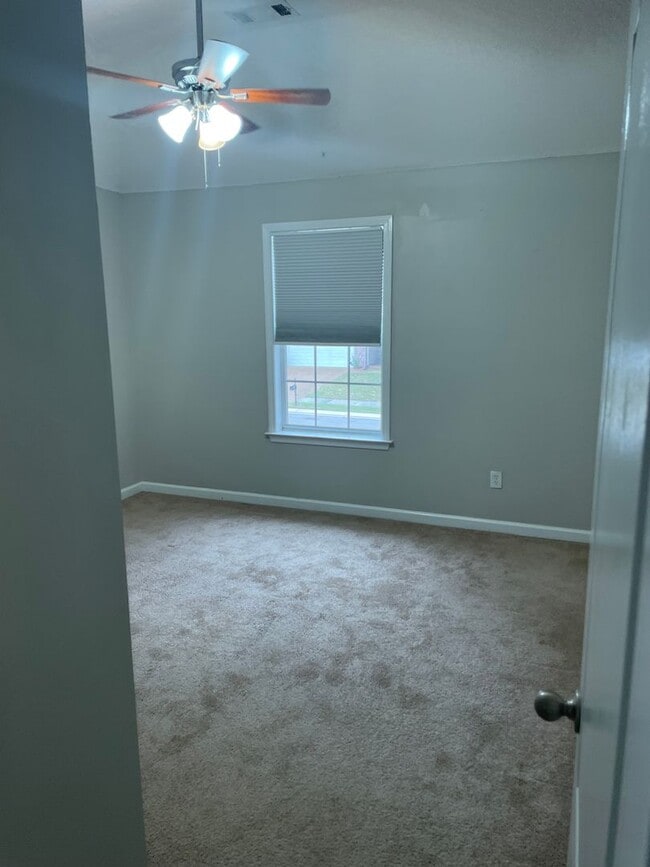 Building Photo - 4BR w/ Fenced Backyard + Garage in Lakeland