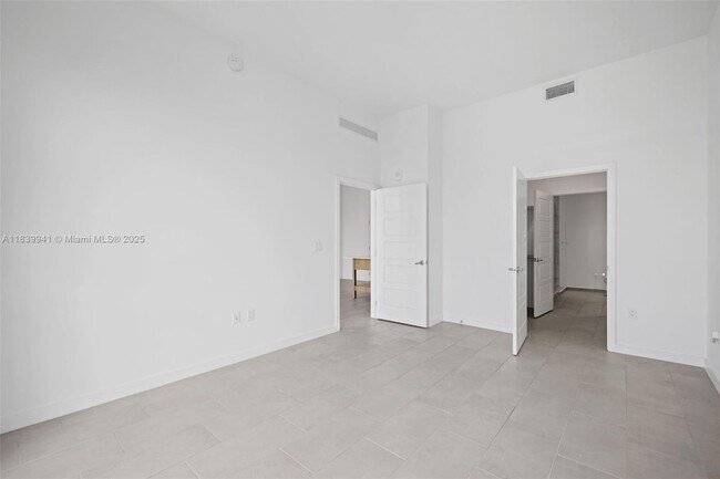 Building Photo - 2150 N Bayshore Dr