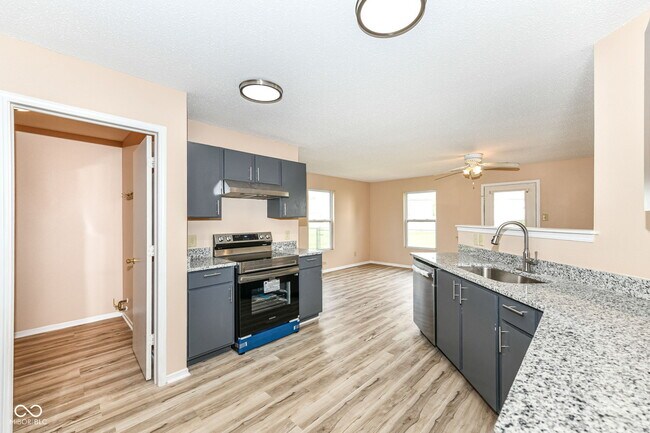 Building Photo - 1155 Redwood Dr