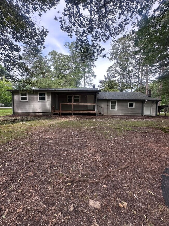 Building Photo - Private ranch with spacious yard! Can accommodate 5 bedrooms!