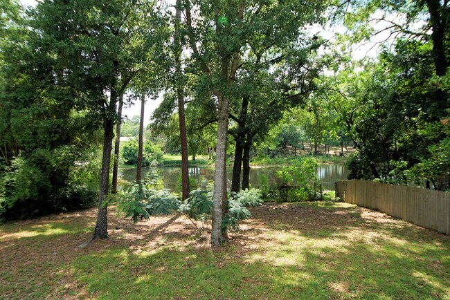 Building Photo - Central Niceville Location