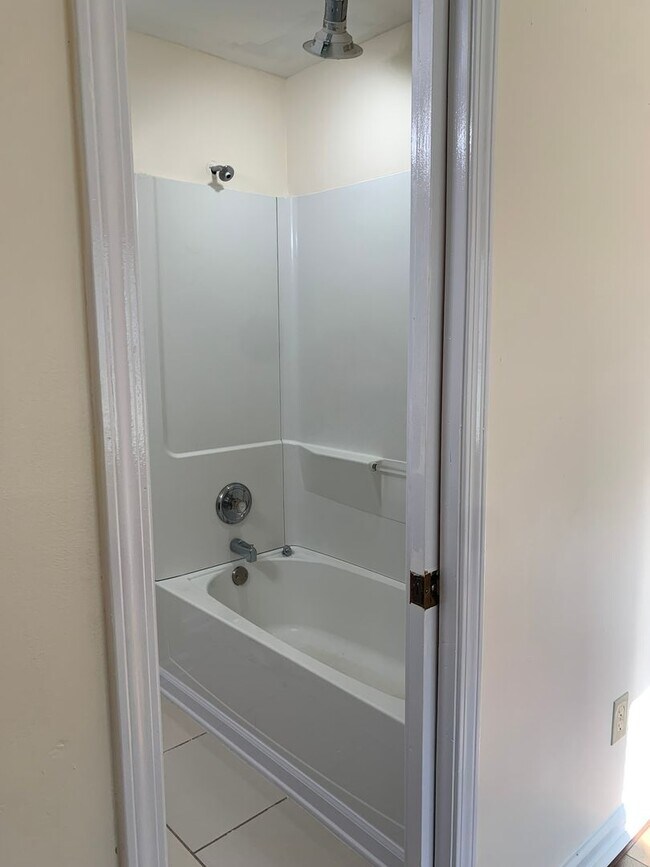 Building Photo - Charming 4BR House in Hampton
