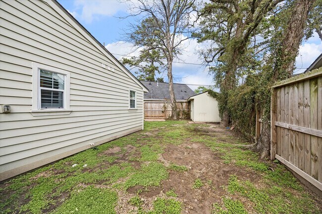 Building Photo - 1062 W 41st St