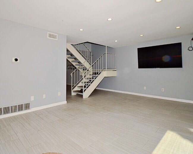 Building Photo - "Chic 3-Bed Condo Oasis in Prime Palm Spri...