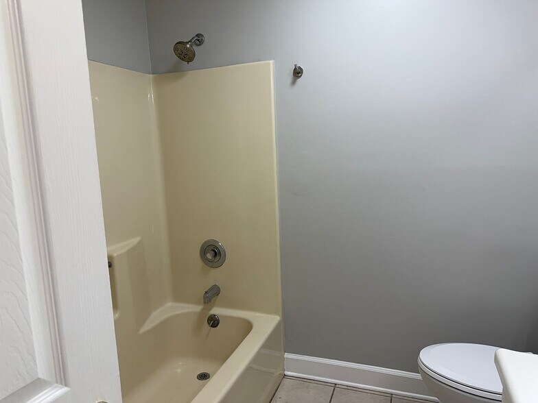 Building Photo - 154 Century Rd E