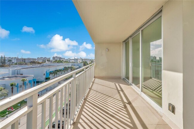 Building Photo - 9500 W Bay Harbor Dr