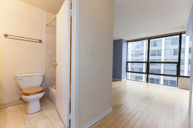 Building Photo - 230 E Ontario St