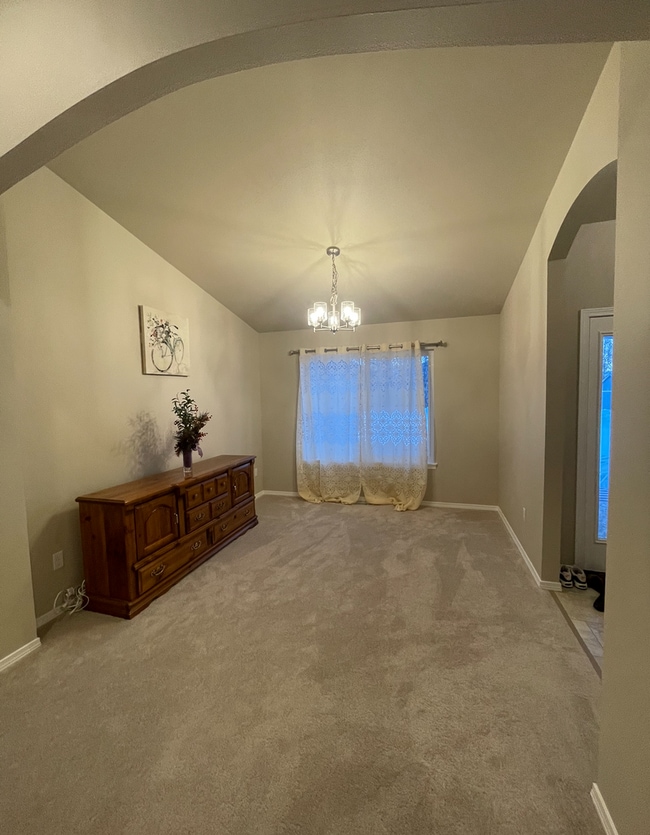 Building Photo - Spacious 3 bedroom/2 bathroom/2 car garage Ranch style home in Palmer with Soaring ceilings and m...