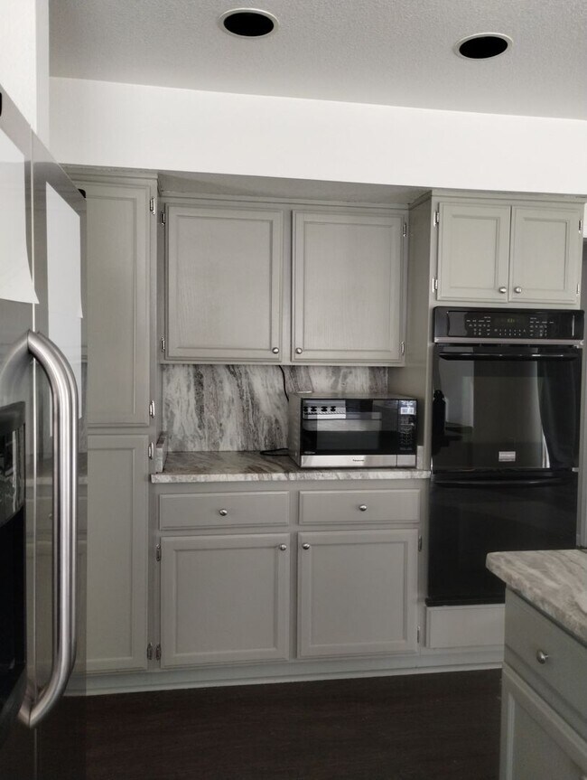 Building Photo - Executive Style Pet Friendly home