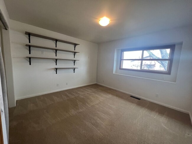 Building Photo - 3/2.5/2 Charming home in Minden!