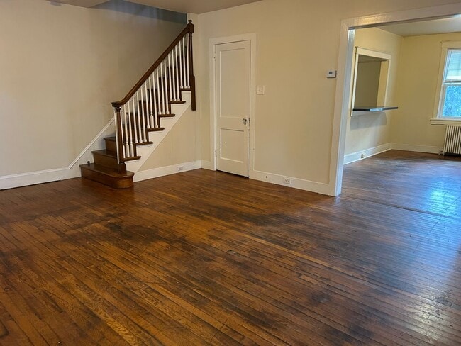 Building Photo - Beautiful 3 Bedroom End of Row Townhome in...