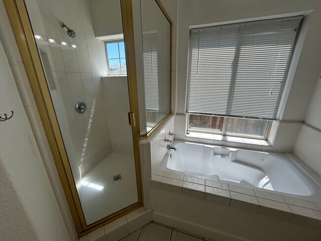 Building Photo - Great location! Beautiful 3 Bedroom Home