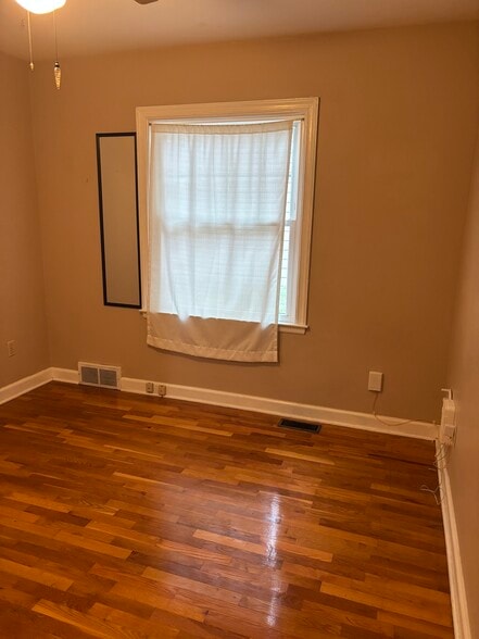 Building Photo - 289 Gunson St