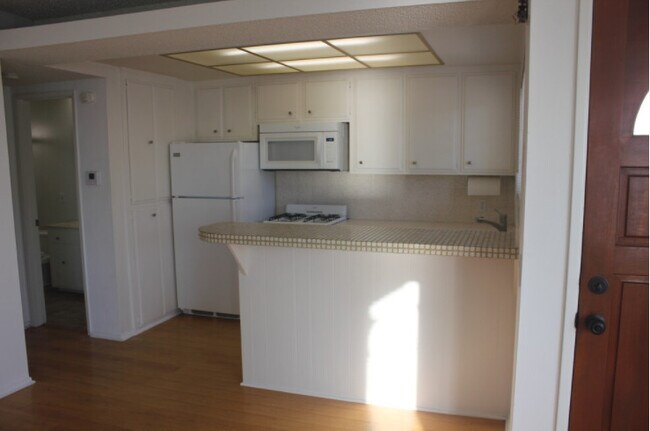 kitchen full view - 3701 Ocean Dr